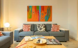 Charming 2 Bedroom Apartment with FREE PARKING close to Torre del Oro by Ocityzen