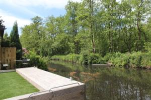 Bohemian included boat supboards and pool 5 minutes by boat from parking to the bohemien