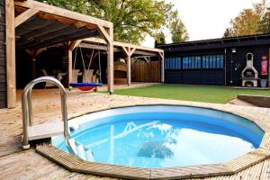 Bohemian included boat supboards and pool 5 minutes by boat from parking to the bohemien