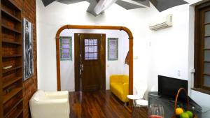 Casa antiga, linda ótima localização prox ao shopping