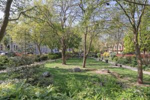 King beds apartment with en-suite, private balcony and elevator by iconic Portobello Market