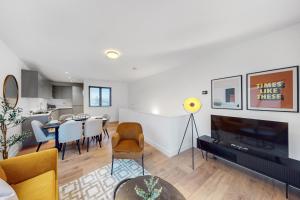 Stylish & Spacious Modern Apartments near Dalston Kingsland Station - by Short Stories London