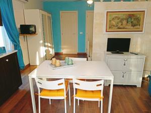 Apartment sleeps 4 in a villa 100m from the sandy sea