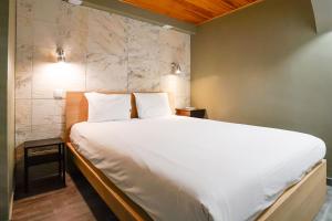 Cosmopolitan Chiado Apartment by LovelyStay