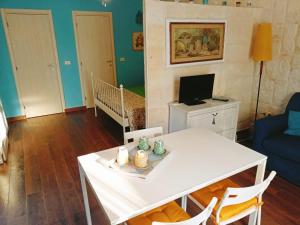 Apartment sleeps 4 in a villa 100m from the sandy sea