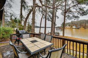 Rustic Valley Cottage with Swim Dock on Lake Harding