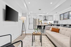 Rent 8Bed 8Bath DowntownLondon Parking Wi-Fi