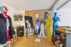 Cosy art studio near station with bikes and garden