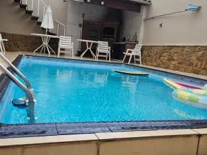 Casa a Beira Mar com Ótima Piscina Aquecida Cobrado a Parte, 4 Quartos com Ar Condicionado, Amplo Salão de Jogos com Mesas de Bilhar e Pebolim, Amplo Espaço Externo com Churrasqueira em Deck Gourmet Coberto frente a Piscina, Tudo isso á Beira Mar - 伊塔尼亚恩