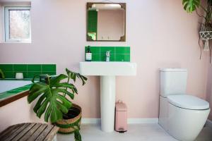 The Deckhouse, cabin with big deck nr Hay-on-Wye