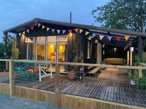 The Deckhouse, cabin with big deck nr Hay-on-Wye