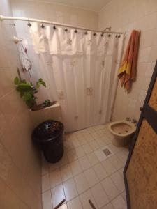 Departamento interno con dos camas individuales