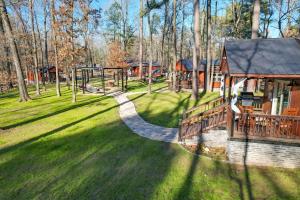 Pet-Friendly Broken Bow Cabin: Hot Tub & Fireplace