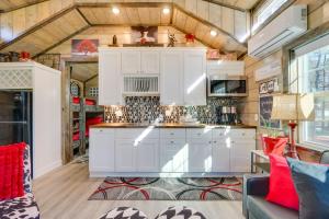 Pet-Friendly Broken Bow Cabin: Hot Tub & Fireplace