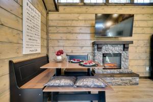 Pet-Friendly Broken Bow Cabin: Hot Tub & Fireplace