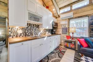 Pet-Friendly Broken Bow Cabin: Hot Tub & Fireplace