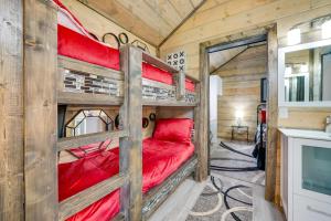 Pet-Friendly Broken Bow Cabin: Hot Tub & Fireplace