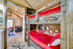 Pet-Friendly Broken Bow Cabin: Hot Tub & Fireplace