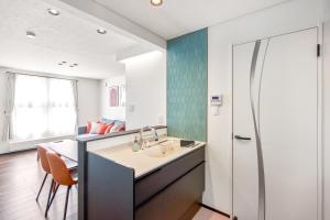 Best Location LUX Home, 2 Blocks to Sbwy, Sleeps 9