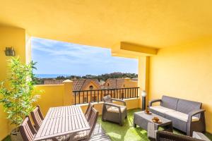Fabulous golf front apartment with pool and seaview