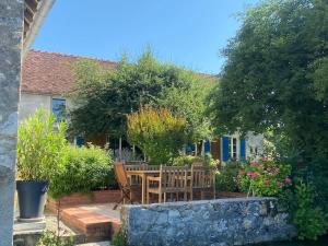 Jolie maison de campagne au bord dun ruisseau