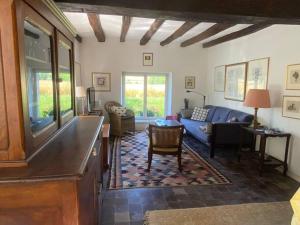 Jolie maison de campagne au bord dun ruisseau