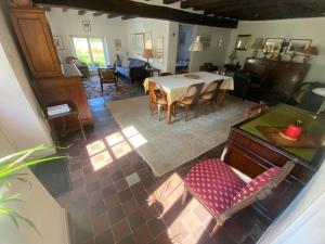 Jolie maison de campagne au bord dun ruisseau