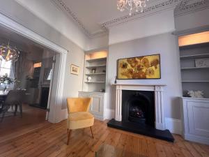No2 Clarence grade II Regency townhouse short walk to racecourse and town centre