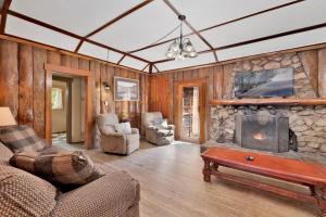 Lodge House-Family Cabin with Pool Table by Big Bear Vacations