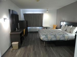 King Room - Non-Smoking room in Motel 6-Winslow AZ