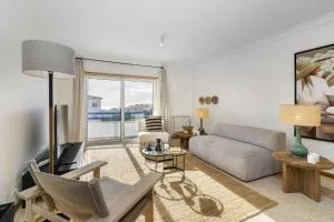 WHome Surfer's Paradise Retreat: Digital Nomads & Remote Workers - Casa do Cordeiro