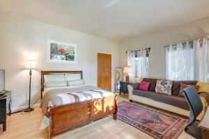 Downtown Oakland Studio, 6 Mi to Toll Plaza Beach!