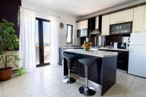 Apartments with parking space Klis, Split - 16979