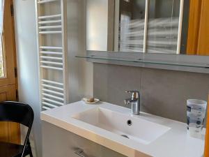 Maisons de vacances Longere sarthoise renovee, a 20 min du Mans, 4 chambres, poele a granules, parking prive - FR-1-410-376 : photos des chambres