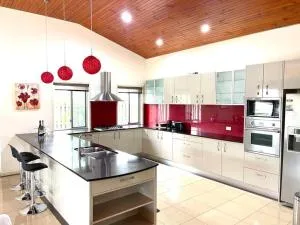 Exclusive Golf Course Community Family Home - Ripley