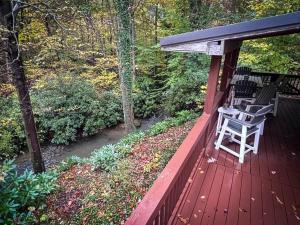 Berns Summit Solitude: Stream-Front Serenity