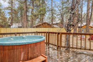 Timber Pines Chalet~ Hot Tub~ Walk to LakeMarina~