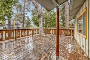 Timber Pines Chalet~ Hot Tub~ Walk to LakeMarina~