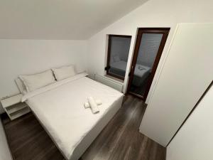 Cabana LUCDAR Valiug Crivaia