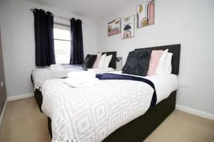 Free Wifi | Parking Access | 3BR - Bassaleg