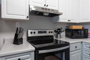 Cozy & Central 2BR Suite with Optional Parking Near Vanderbilt, Gulch & Honky Tonk Highway