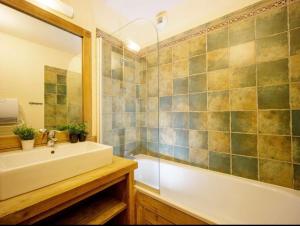 Appartements avec PISCINE INTERIEURE SAUNA Parking Etage 1 au Centre du Village dans Residence Cami Real : photos des chambres