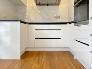 Browns Bay Spacious Retreat- near Beach & Shopping