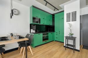 Black and Green Apartment with 2 FREE PARKING Places and Balcony in Poznań by Renters