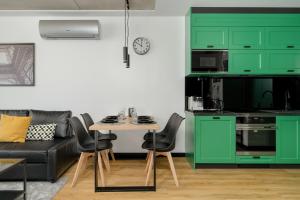 Black and Green Apartment with 2 FREE PARKING Places and Balcony in Poznań by Renters