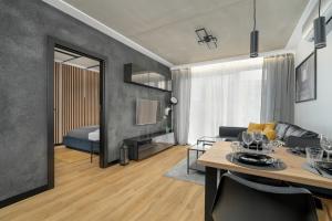 Black and Green Apartment with 2 FREE PARKING Places and Balcony in Poznań by Renters