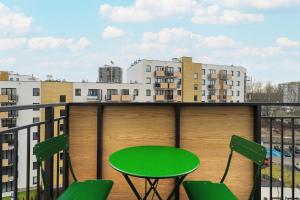 Black and Green Apartment with 2 FREE PARKING Places and Balcony in Poznań by Renters