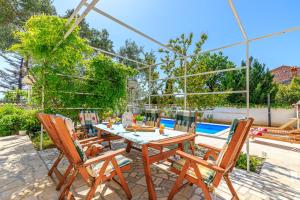 Pool House Tea Krk Island - Happy Rentals 
