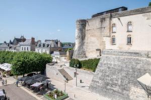 Au pied du château dAmboise