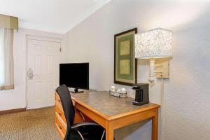 King Room - Disability Access room in La Quinta Inn by Wyndham Orlando Airport West